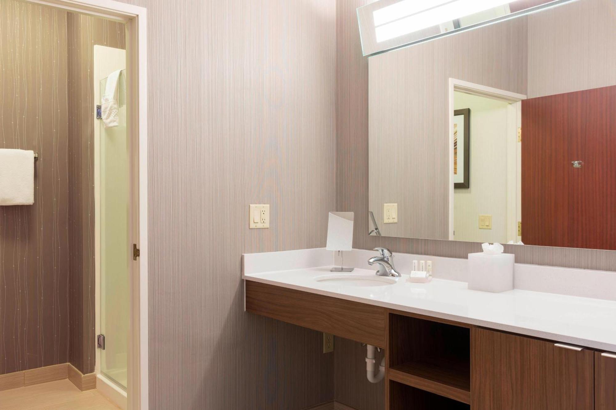 Courtyard By Marriott Traverse City Bagian luar foto