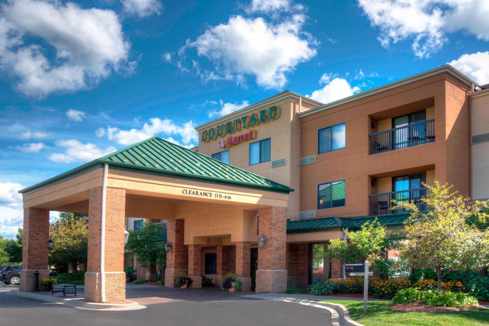 Courtyard By Marriott Traverse City Bagian luar foto