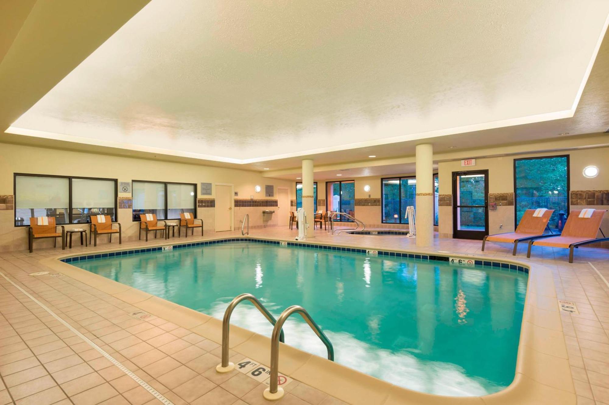 Courtyard By Marriott Traverse City Bagian luar foto